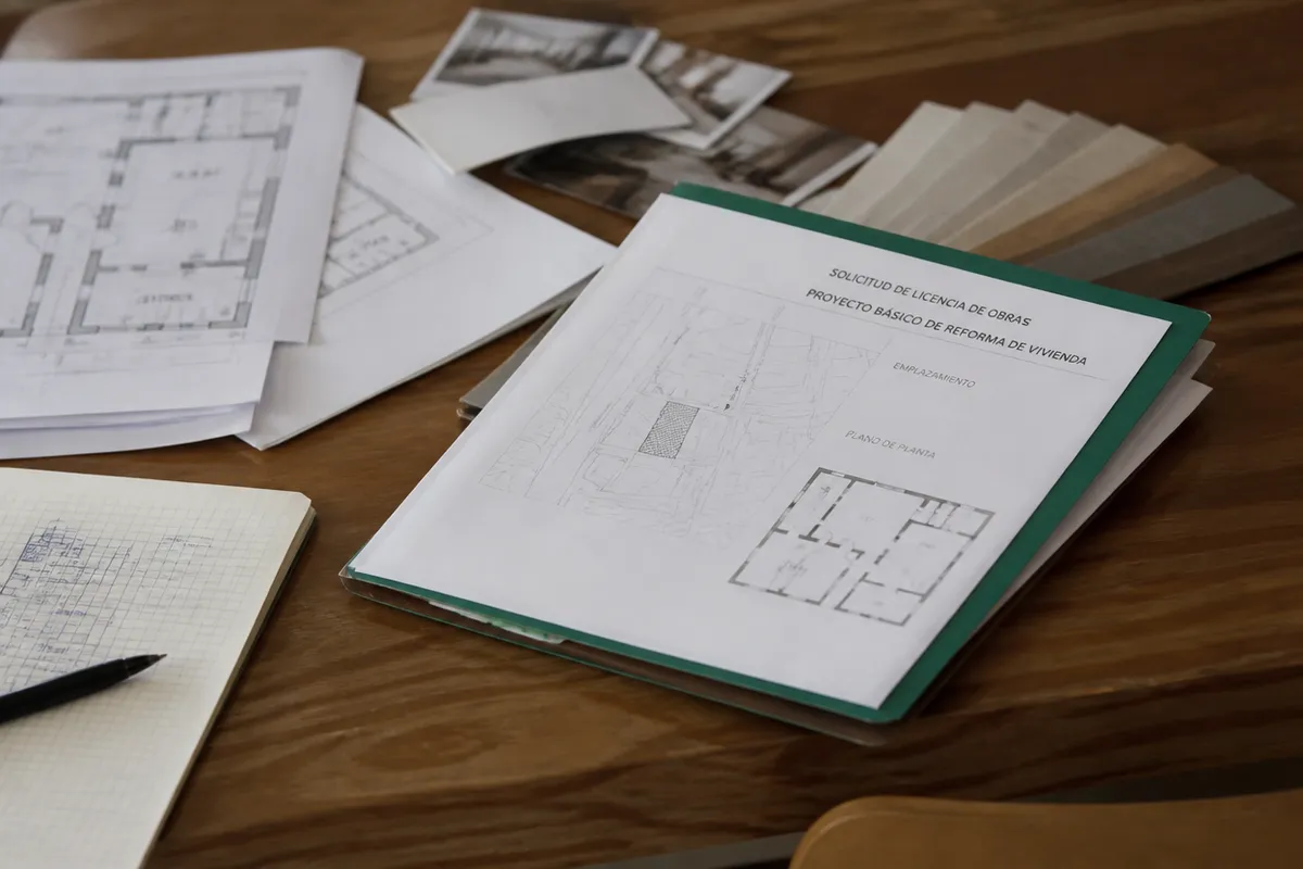 Documentación de trámite municipal preparada para una reforma de vivienda