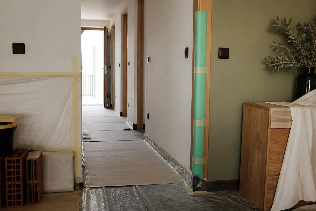Zona de obra doméstica con protecciones, señalización y pasos libres